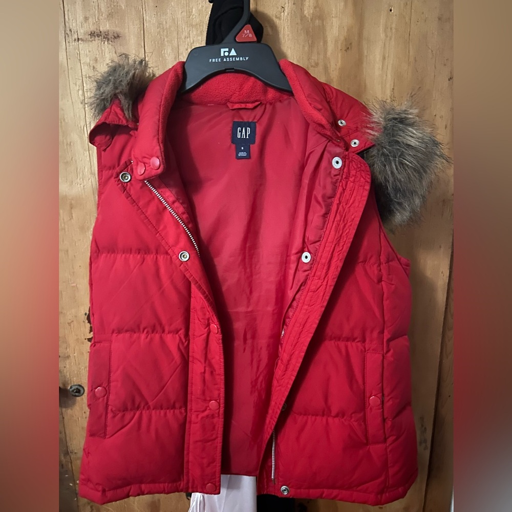Red GAP sleeveless puffer with hood